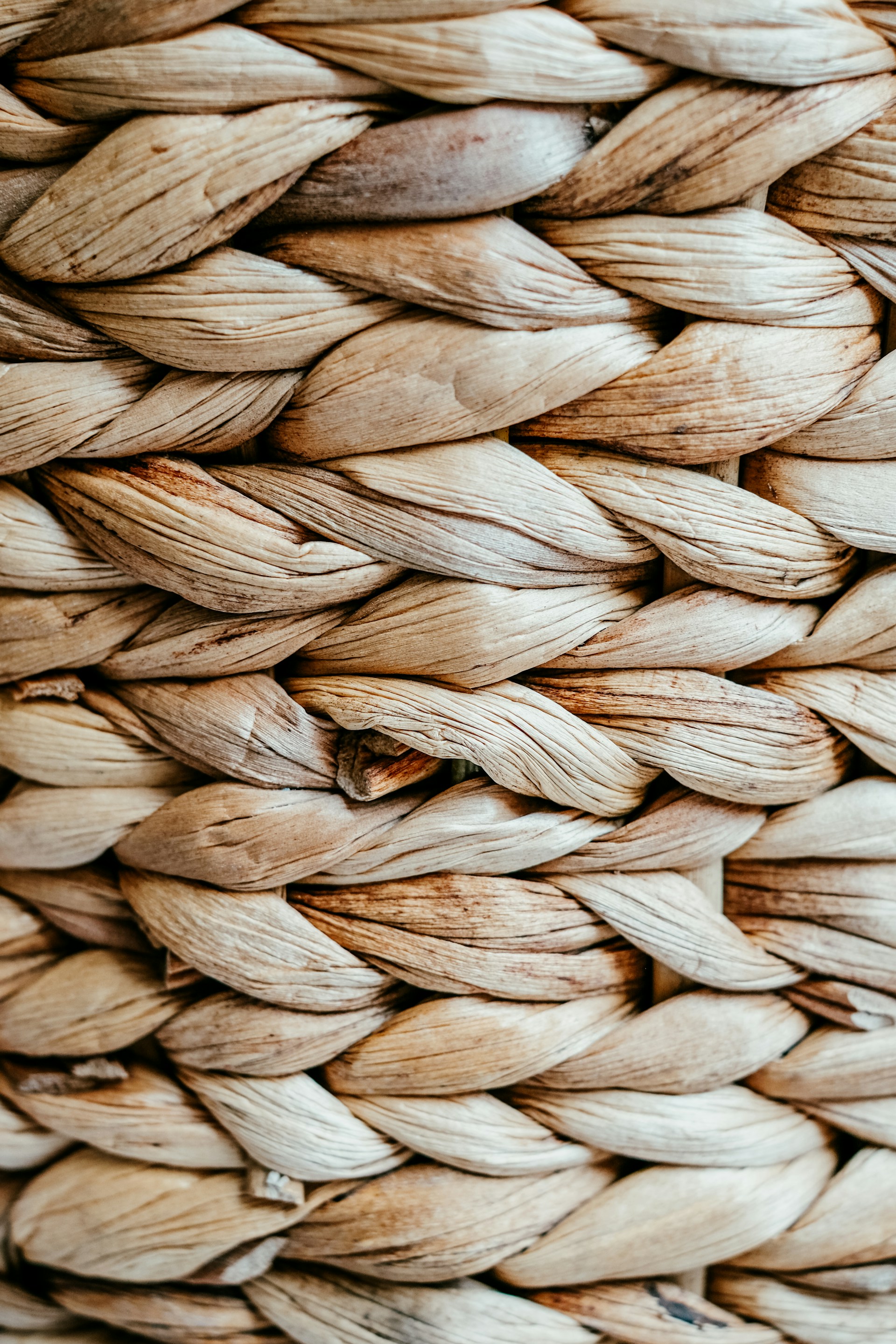 Nahaufnahme eines geflochtenen Korbs aus Naturfaser