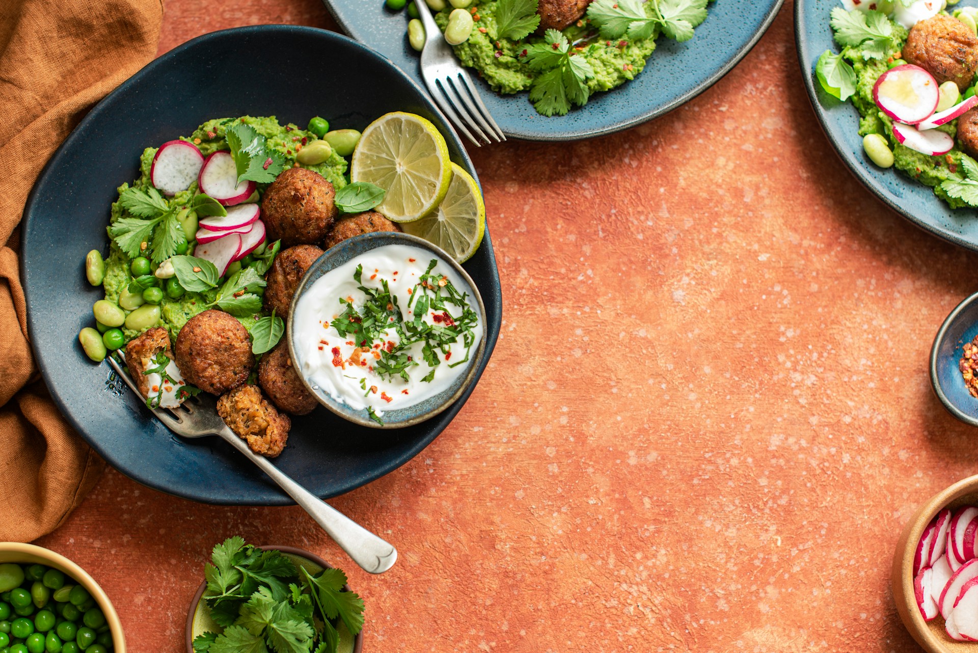 Bunte Bowls mit Falafel und frischem Gemüse von oben fotografiert